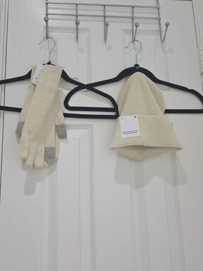 NWT Lululemon Bundle Warm Revelation  Beanie Size O/S and Gloves Size L